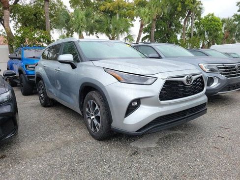 Used 2025 Toyota Highlander XLE image 1