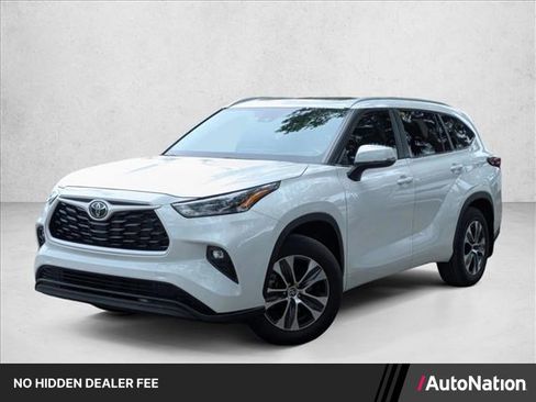 Used 2024 Toyota Highlander XLE FWD image 1