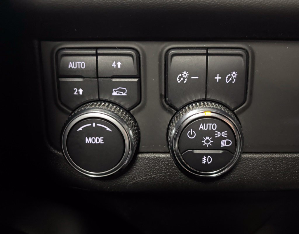 Used 2023 GMC Yukon SLT AWD/4WD image 18