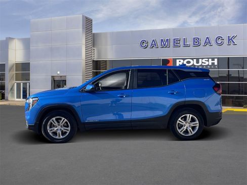 Used 2024 GMC Terrain SLE image 2
