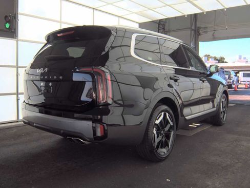 Used 2025 Kia Telluride EX w/ EX Captain's Chair Package FWD image 4