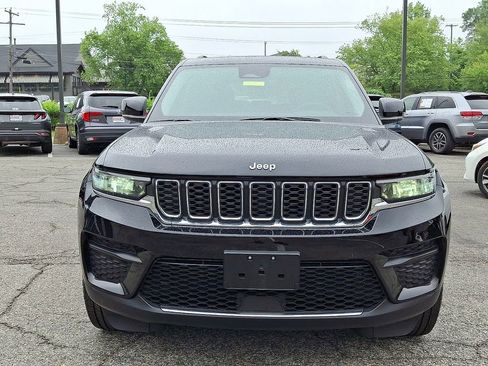 Used 2023 Jeep Grand Cherokee Laredo image 2