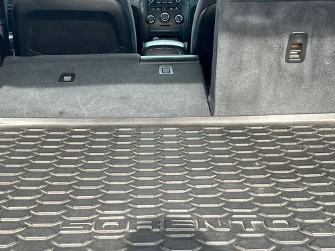 Used 2011 Kia Sorento LX image 12