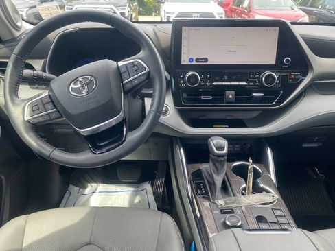 Used 2023 Toyota Highlander Limited AWD/4WD image 10
