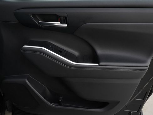 Used 2025 Toyota Highlander XSE image 9