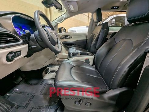 Used 2024 Chrysler Pacifica Touring-L image 25
