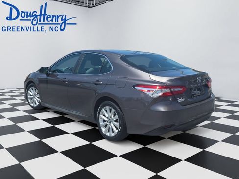 Used 2018 Toyota Camry LE w/ Convenience Package FWD image 3
