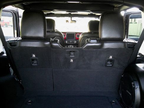Used 2018 Jeep Wrangler Unlimited Rubicon AWD/4WD image 9
