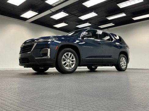 Used 2022 Chevrolet Traverse LS image 2