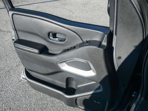 Used 2025 Nissan Frontier SV w/ SV Convenience Package image 25