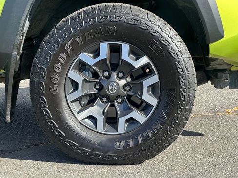 Used 2023 Toyota Tacoma TRD Off-Road w/ TRD Premium Off Road Package image 9