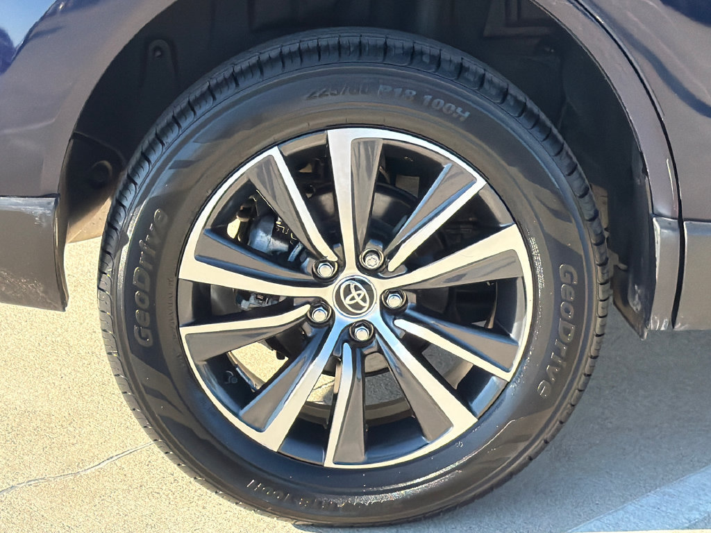 Used 2023 Toyota Venza LE AWD/4WD image 7