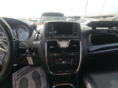 Used 2015 Chrysler Town & Country S FWD image 11