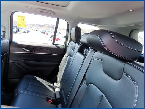Certified 2023 Jeep Grand Cherokee Limited AWD/4WD image 11