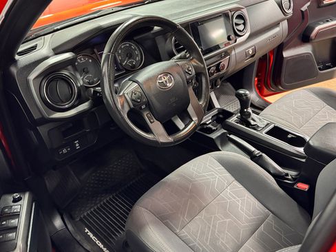 Used 2016 Toyota Tacoma TRD Off-Road w/ Premium & Technology Package image 8