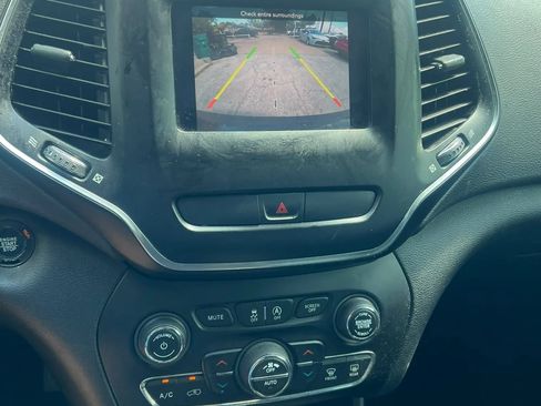 Used 2019 Jeep Cherokee Latitude Plus w/ Comfort/Convenience Group FWD image 15