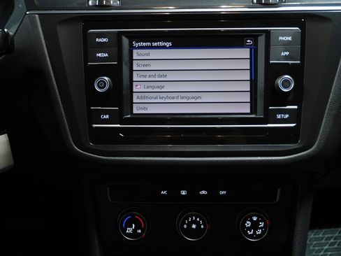 Used 2018 Volkswagen Tiguan S image 16