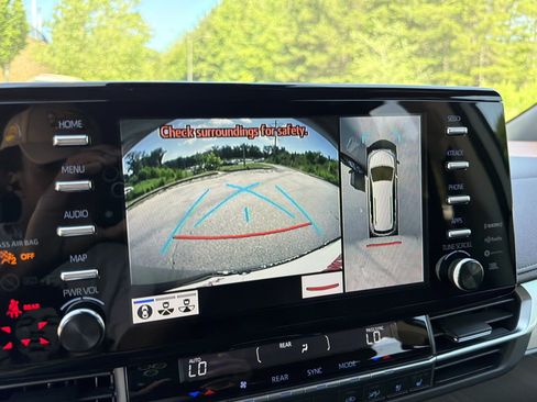 Used 2021 Toyota Sienna Platinum FWD image 31