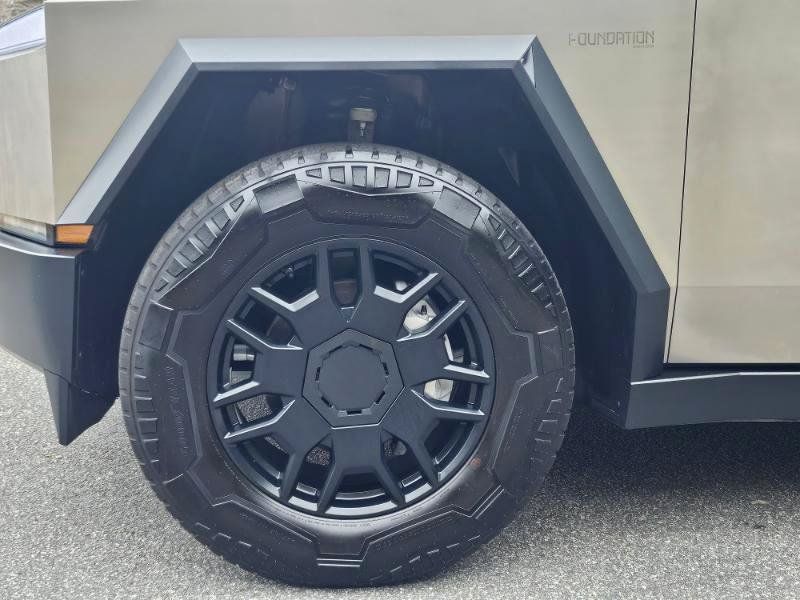 Used 2024 Tesla Cybertruck AWD Crew Cab image 18