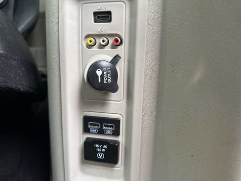 Used 2016 Chrysler Town & Country Touring w/ Driver Convenience Group image 9