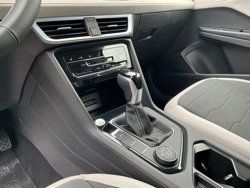 New 2025 Volkswagen Taos SE image 19