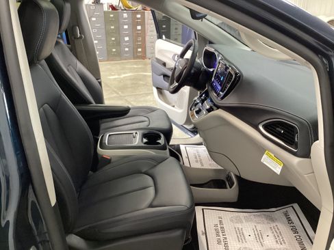 Used 2024 Chrysler Pacifica Touring-L FWD image 35