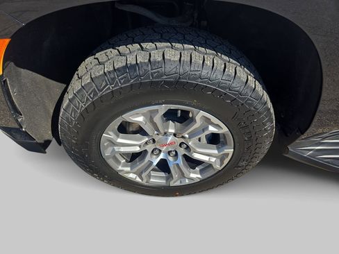 Used 2024 GMC Yukon SLE image 32