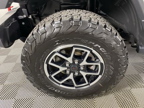 Used 2025 Jeep Wrangler Unlimited Rubicon w/ Convenience Group AWD/4WD image 12
