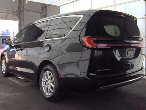 Used 2023 Chrysler Pacifica Touring-L image 4