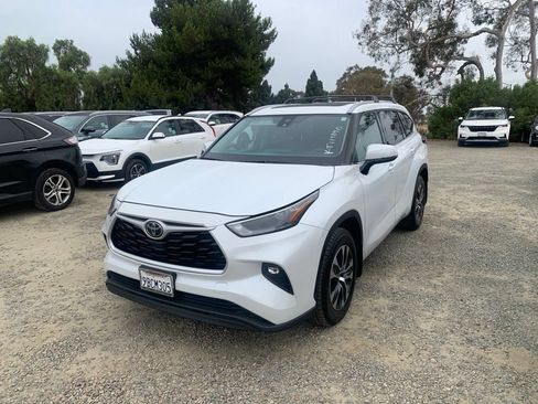 Used 2022 Toyota Highlander XLE FWD image 1