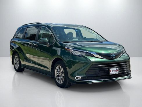Used 2023 Toyota Sienna XLE w/ XLE Plus Package FWD image 3