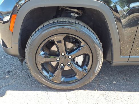 Used 2023 Jeep Grand Cherokee Limited w/ Black Appearance Package image 9