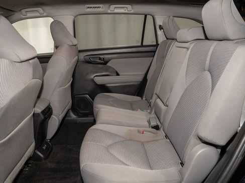 Used 2023 Toyota Highlander L image 8