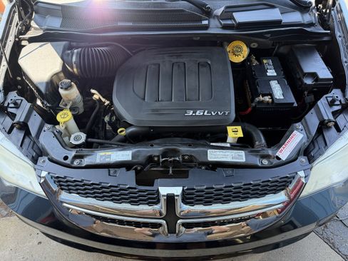 Used 2014 Dodge Grand Caravan SXT FWD image 38