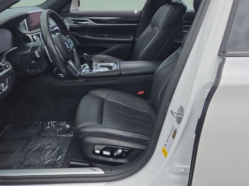 Used 2020 BMW 740i w/ M Sport Package RWD image 9