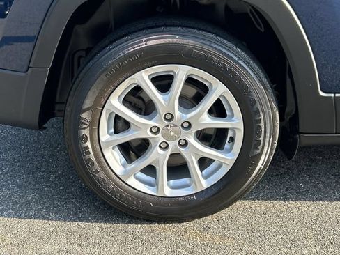 Used 2018 Jeep Cherokee Latitude Plus w/ Cold Weather Group AWD/4WD image 12