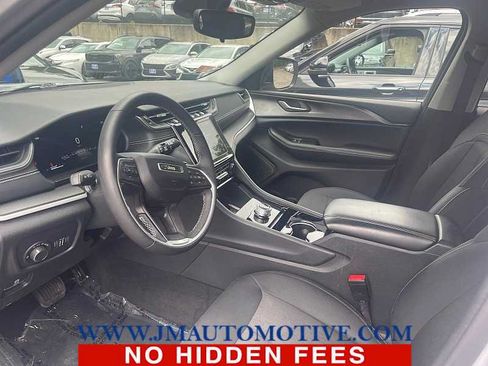 Used 2023 Jeep Grand Cherokee Laredo w/ Luxury Tech Group I AWD/4WD image 2