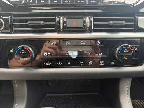Used 2024 Nissan Pathfinder SL w/ SL Premium Package FWD image 39