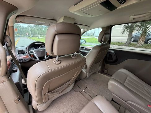 Used 2013 Chrysler Town & Country Touring FWD image 11