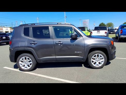 Used 2018 Jeep Renegade Latitude w/ Cold Weather Group AWD/4WD image 9