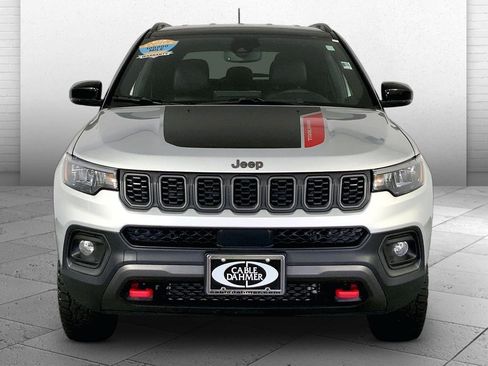 Used 2025 Jeep Compass Trailhawk AWD/4WD image 2