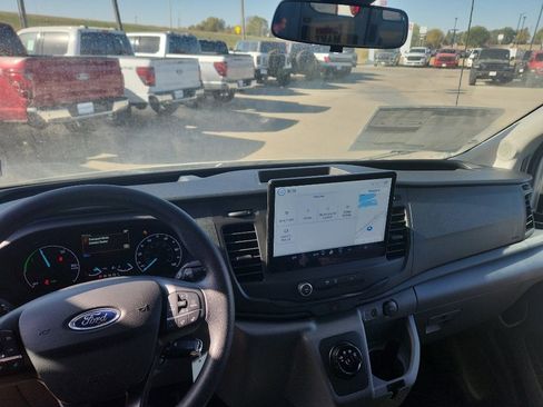 Used 2023 Ford E-Transit Medium Roof image 15
