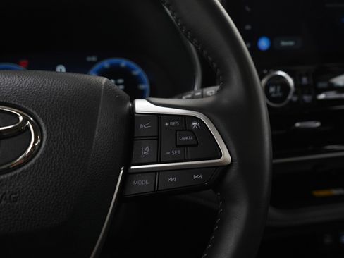Used 2025 Toyota Highlander Platinum image 28
