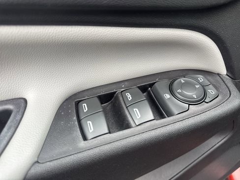 Used 2020 Chevrolet Equinox LS w/ LS Convenience Package image 12