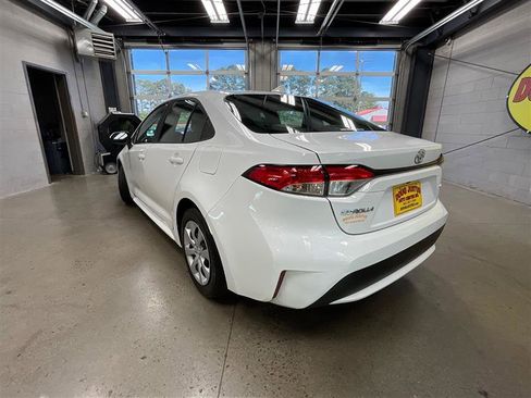 Used 2022 Toyota Corolla LE FWD image 3