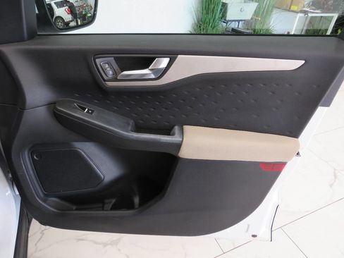 Used 2020 Ford Escape SE image 25