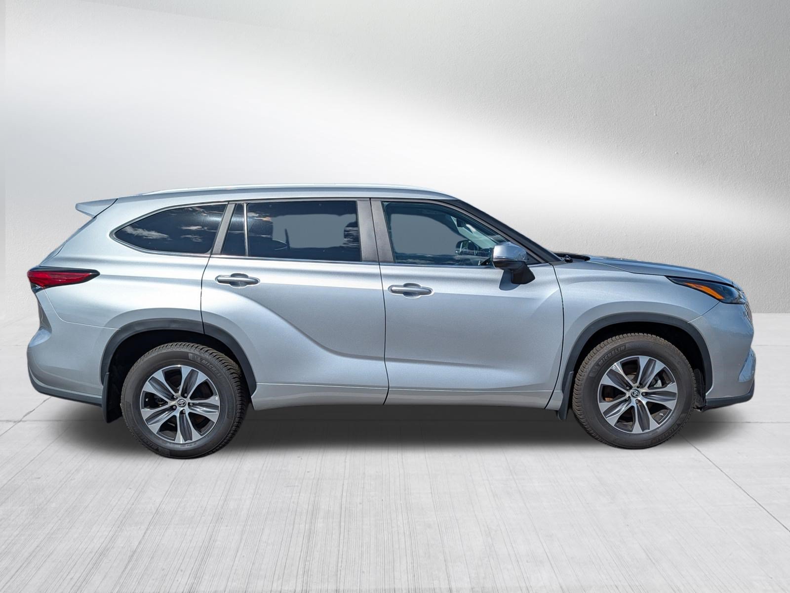 Used 2023 Toyota Highlander XLE AWD/4WD image 8