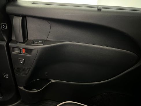 Used 2025 Chrysler Pacifica Limited image 28