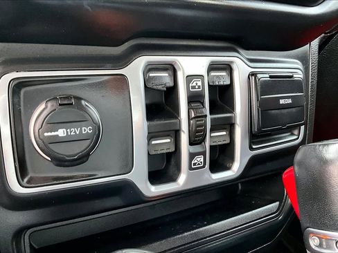 Used 2018 Jeep Wrangler Unlimited Sahara image 31