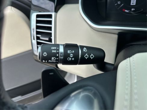 Used 2020 Land Rover Range Rover HSE image 19